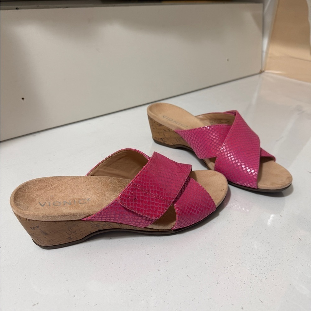 Vionic Women's Fuchsia Textured Mules in excellent conditions - Picture 4 of 16